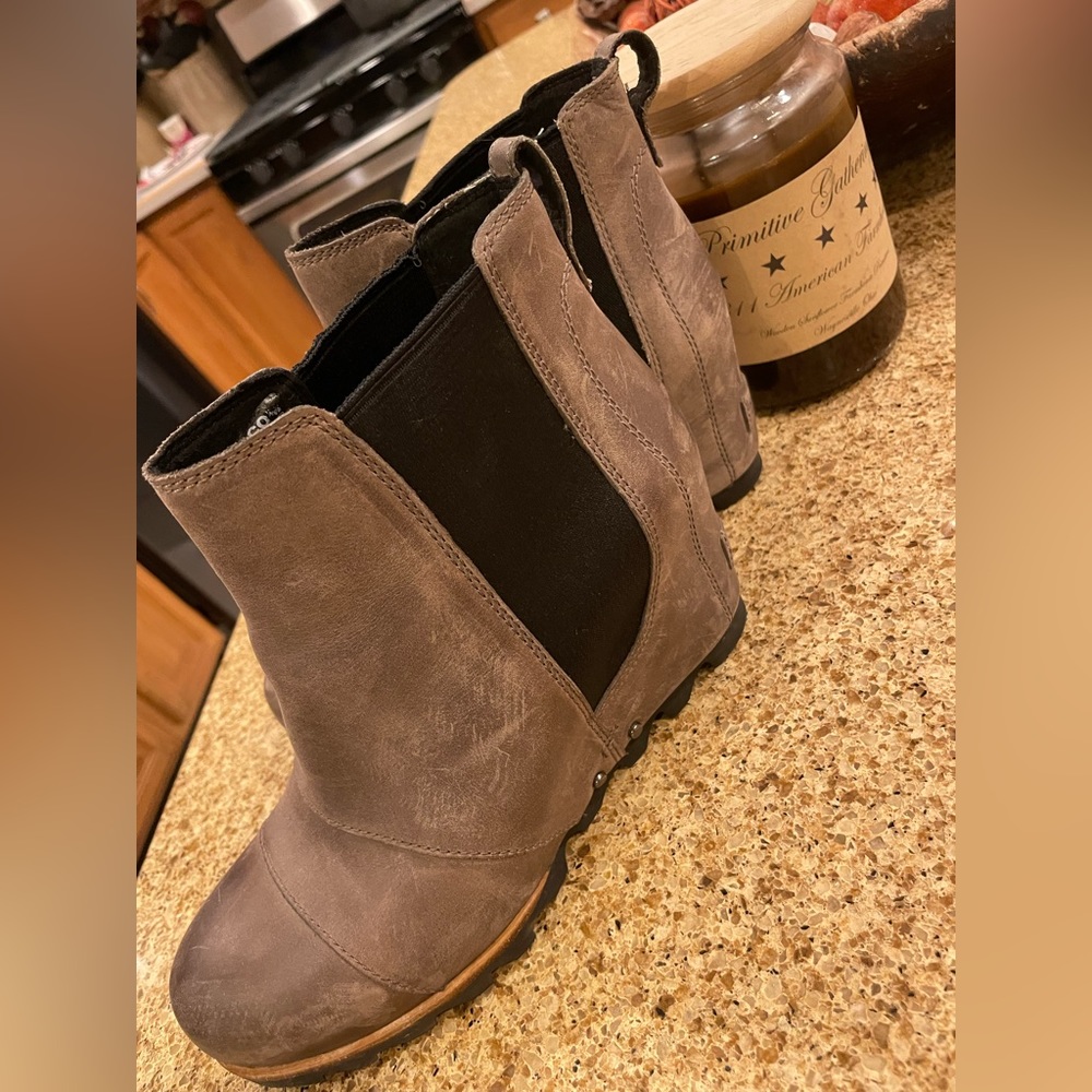Like new slip on Sorel shoes